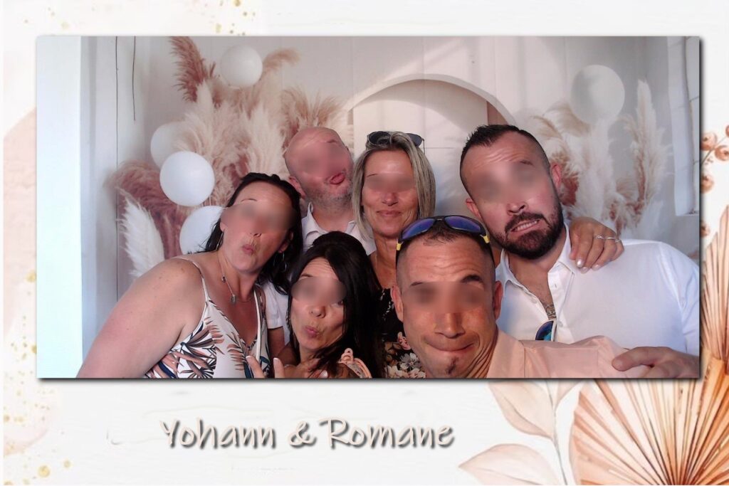 Groupe d’invités posant devant une borne photo pour un mariage près de Fégréac
